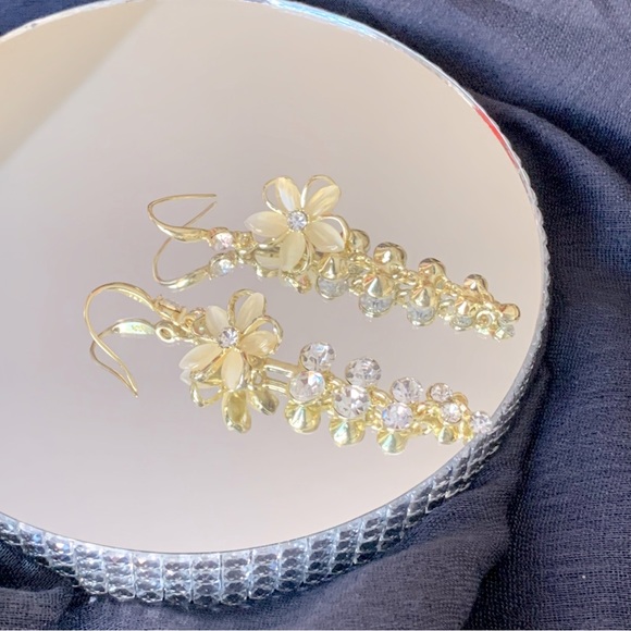 🌟2/$20🌟 Opal Flower Drop Earrings - Picture 3 of 4